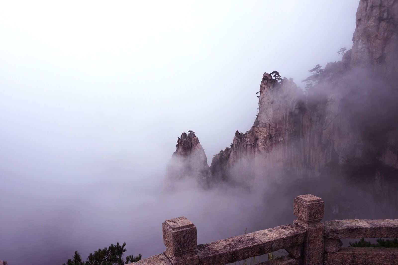 Porters, fog & tourist traps // Huangshan