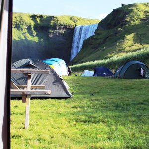 Telt camping i Island ved Skogafoss-vandfaldet