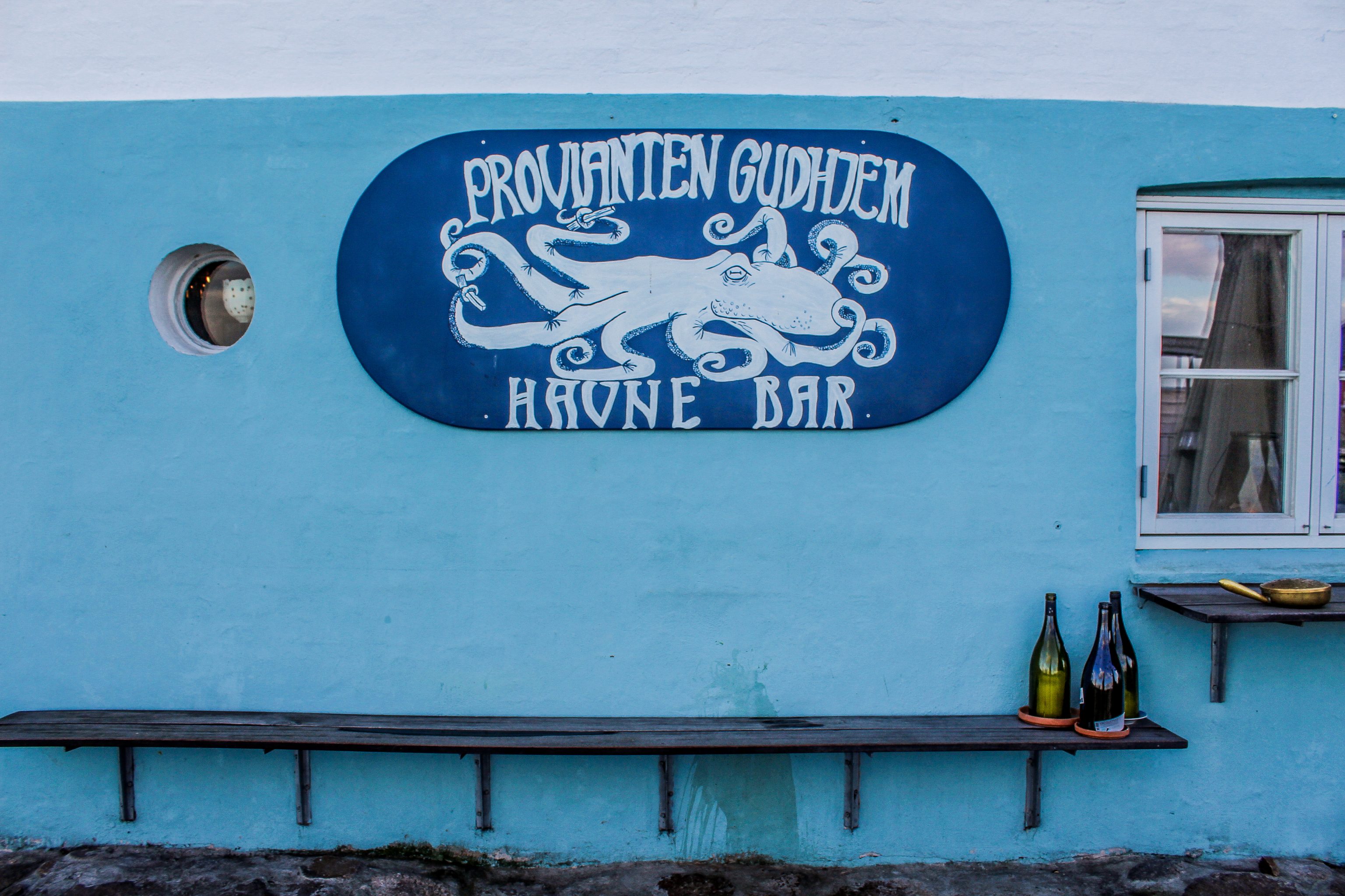 Vinbaren Provianten i Gudhjem er en ud af mange gode restauranter og spisesteder på Bornholm