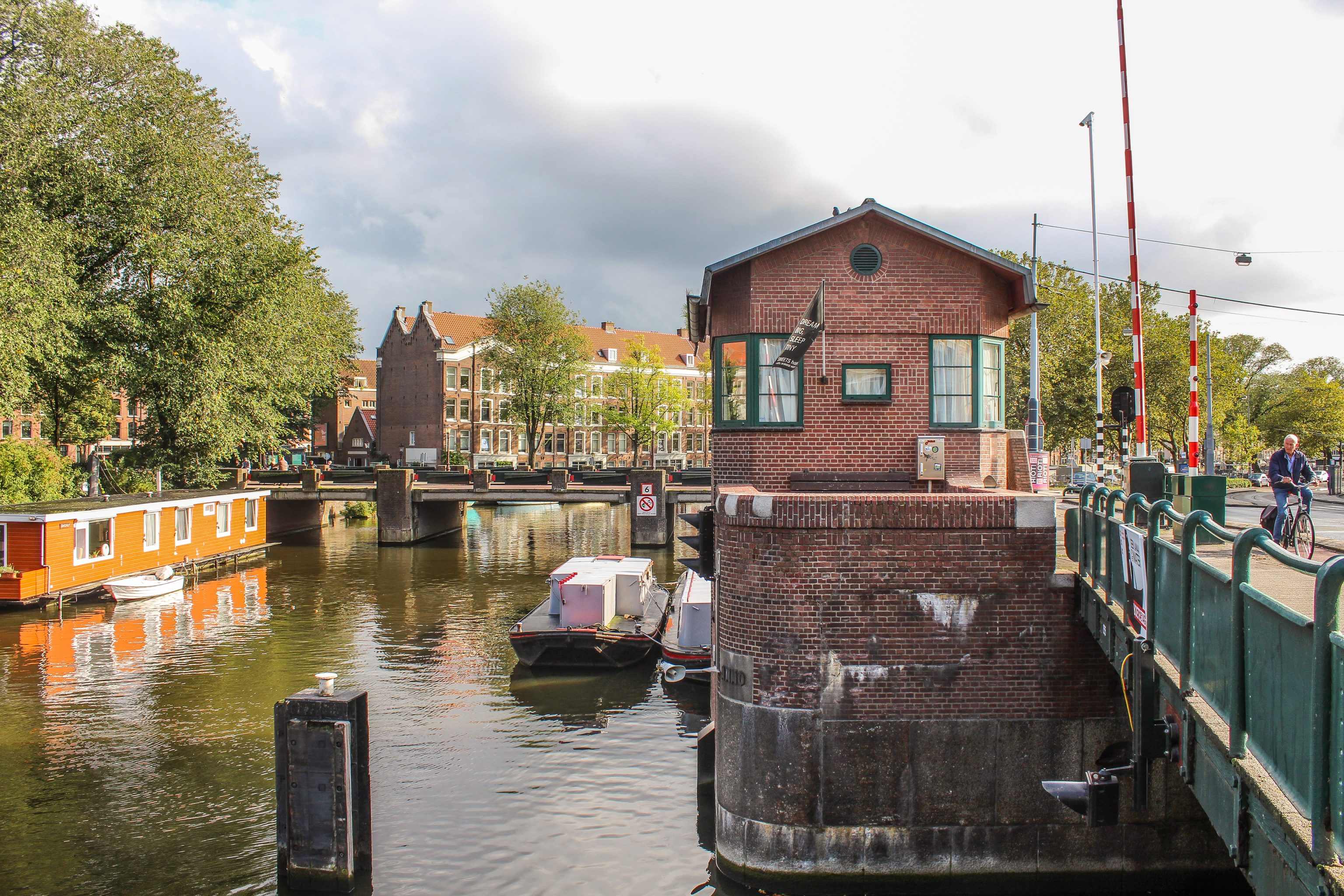 SWEETS Hotel Amsterdam brohus på kanal centralt i Amsterdam