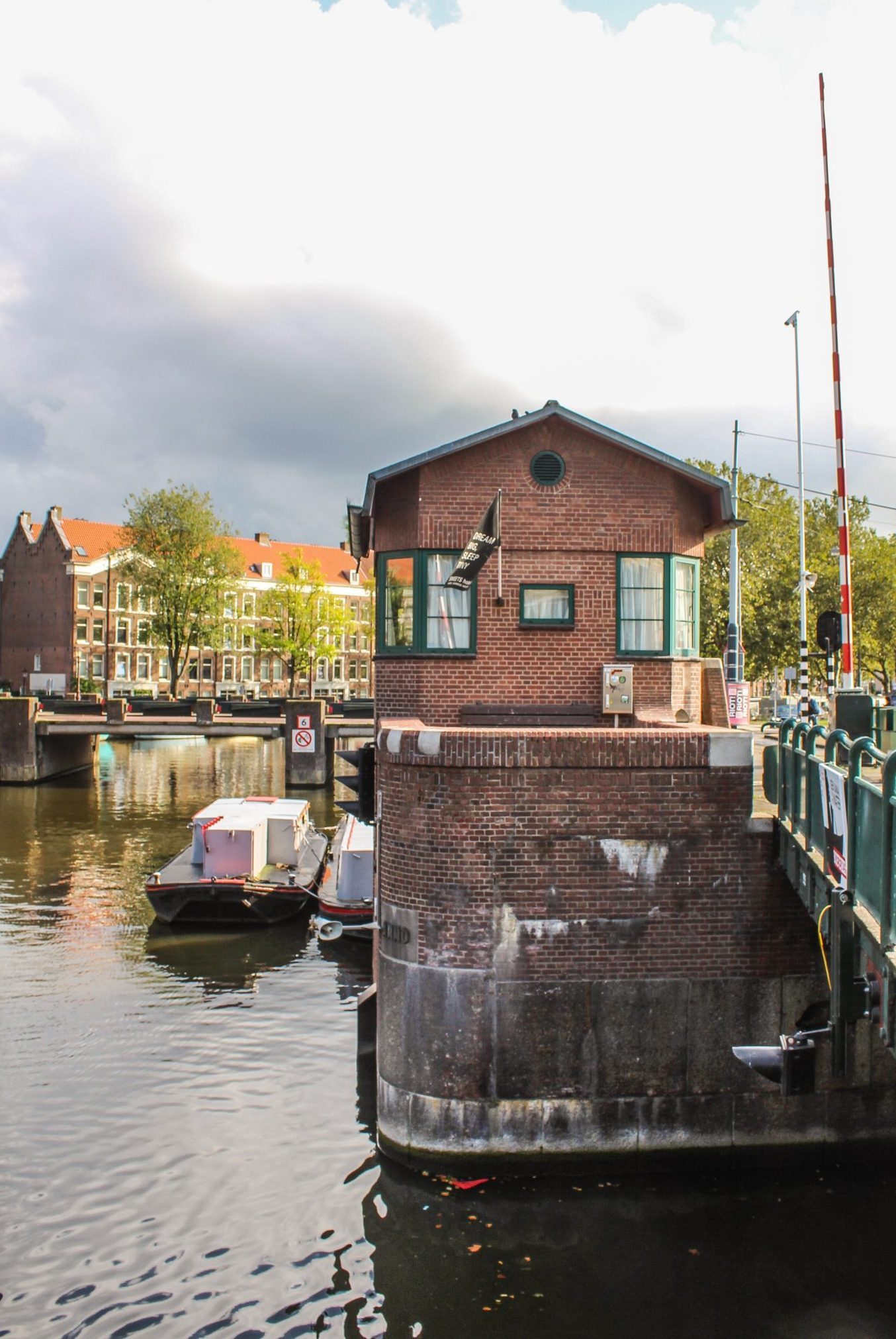 SWEETS hotel Amsterdam brohus centralt hotel i Amsterdam husbåd kanal